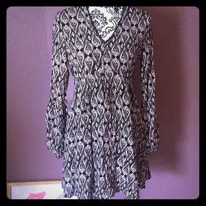 Detailed long sleeve V neck Alterd state dress